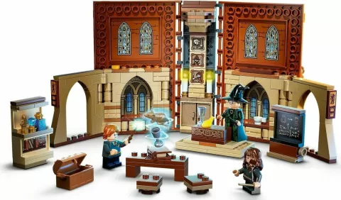 Photo de Lego Harry Potter 76382 - Le set Poudlard : le cours de métamorphose